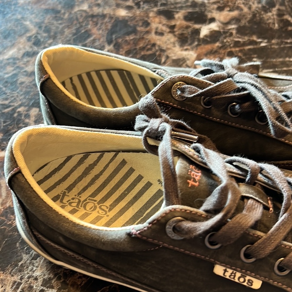 Womens Taos dark green/ gray sneakers